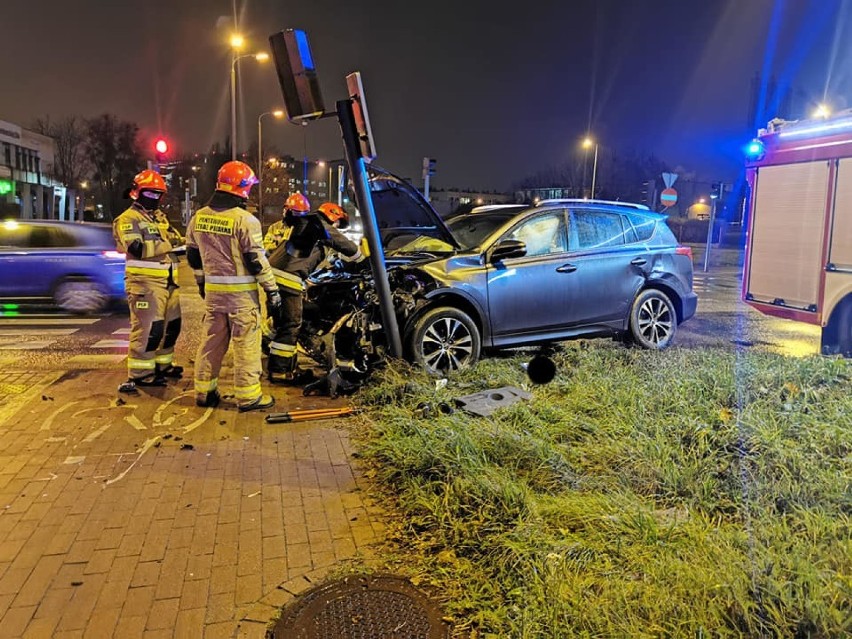 W wyniku zderzenia dwóch samochodów osobowych (opel i...