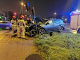 Wypadek na rondzie Skrzetuskim w Bydgoszczy. Auto uderzyło w sygnalizator świetlny [zdjęcia]