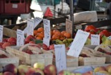 Piątek na targu w Sławnie. Ceny owowców i warzyw - jest taniej. Zdjęcia