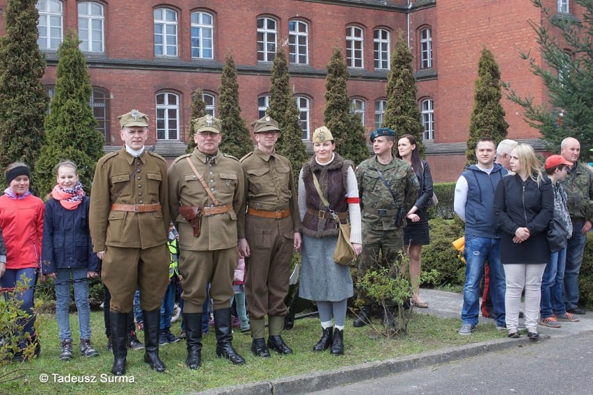 Minister obrony narodowej Antoni Macierewicz w czerwonych koszarach