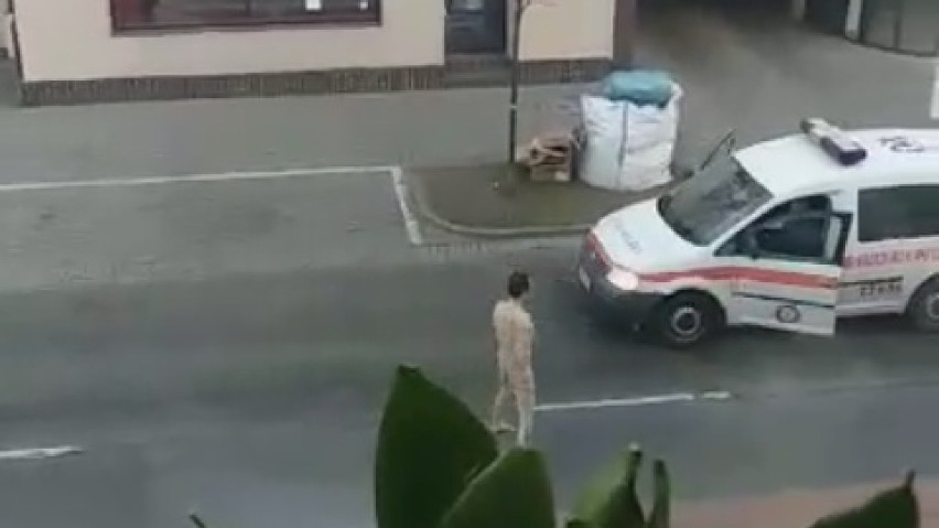 Nagi mężczyzna spacerował po centrum Włocławka. Atakował strażników miejskich [wideo]