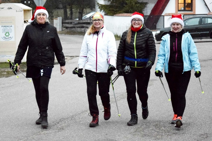 W Jeziorkach odbyło się spotkanie wigilijne sympatyków nordic walking. Przed wspólną biesiadą był marsz na dystansie 6 km. Zobaczcie zdjęcia