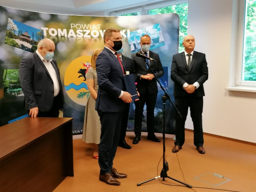 Umowa na dofinansowanie wymiany wind w szpitalu w Tomaszowie Maz. podpisana [ZDJĘCIA]