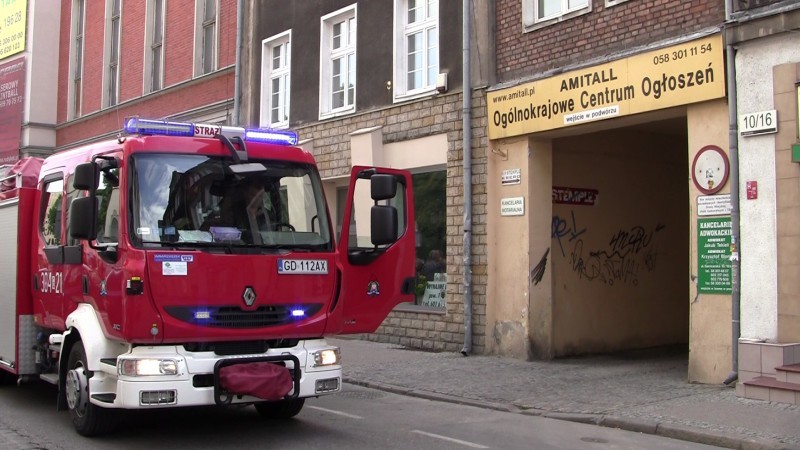 Policja i strażacy ratowali starszą panią w Gdańsku (film)