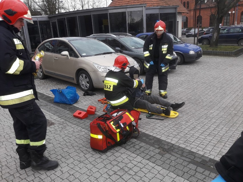 Strażacy ratowali osobę z drgawkami na placu Dworcowym 