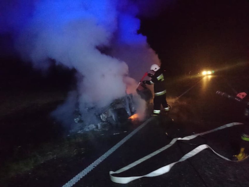 Strażacy gasili pożar samochodu w Rychłocicach[FOTO]
