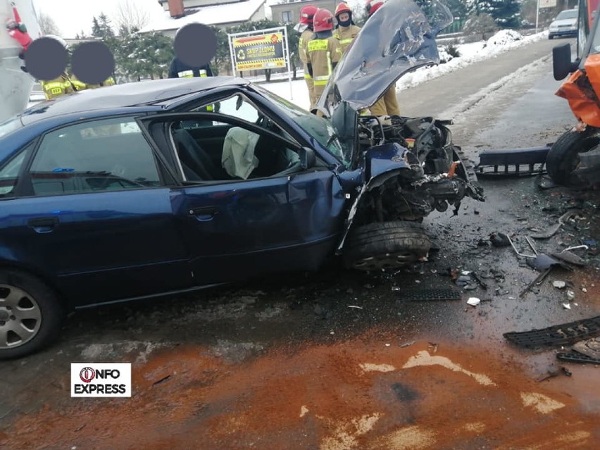 Czołowe zderzenie w Sadowie. Samochody są w opłakanym stanie