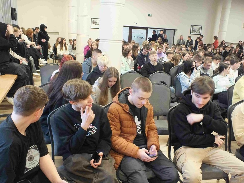 Tłumy młodzieży na prelekcji z okazji Dnia Żołnierzy Wyklętych w Starachowicach. Zobaczcie zdjęcia