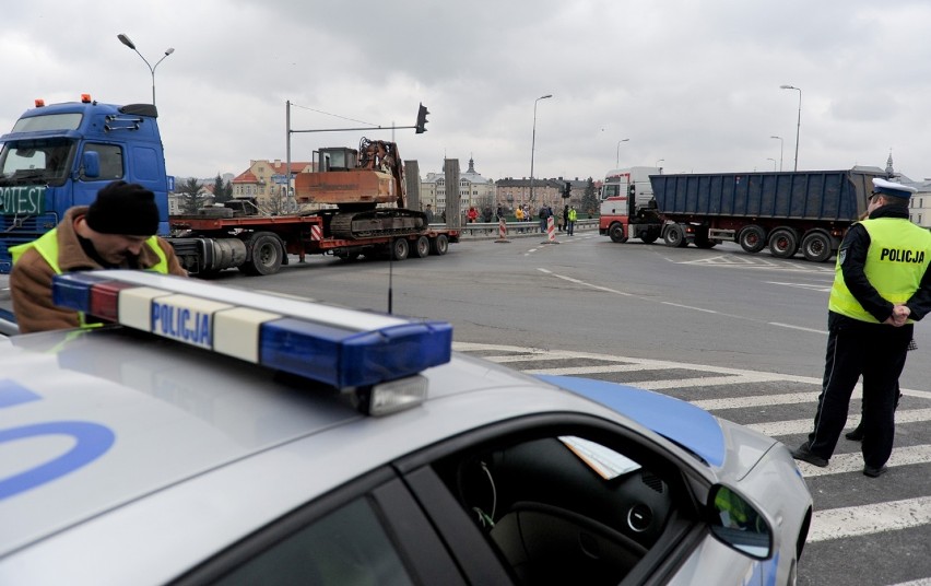 Protest drogowy w Przemyślu. Dwie ciężarówki sparaliżowały miasto