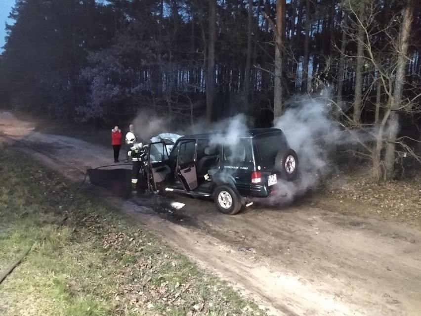 Pożar samochodu między Dąbrówką Leśną, a Lipą [ZDJĘCIA]