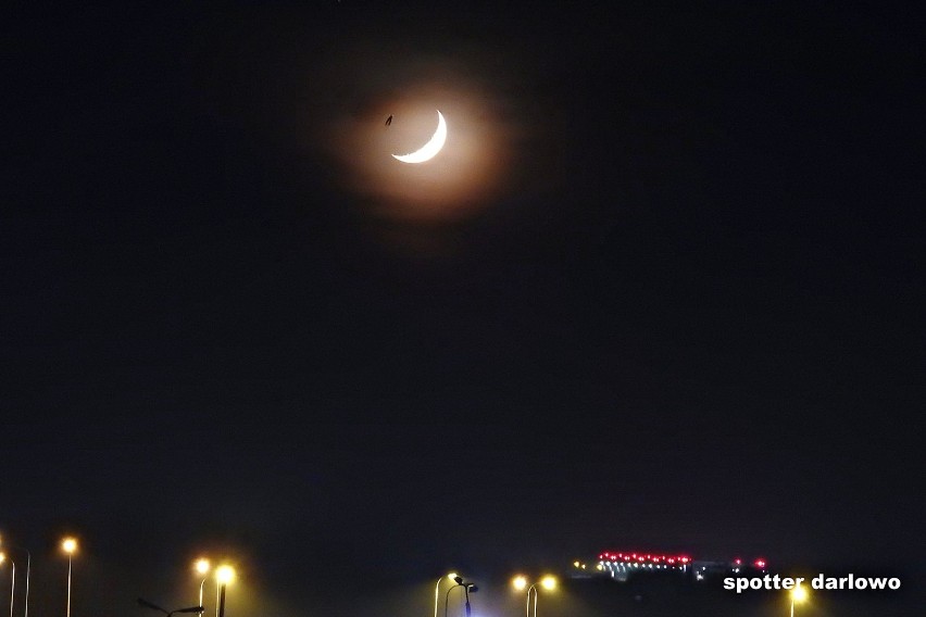 Księżyc nad Darłowem i samolot lecący do Korei Południowej 