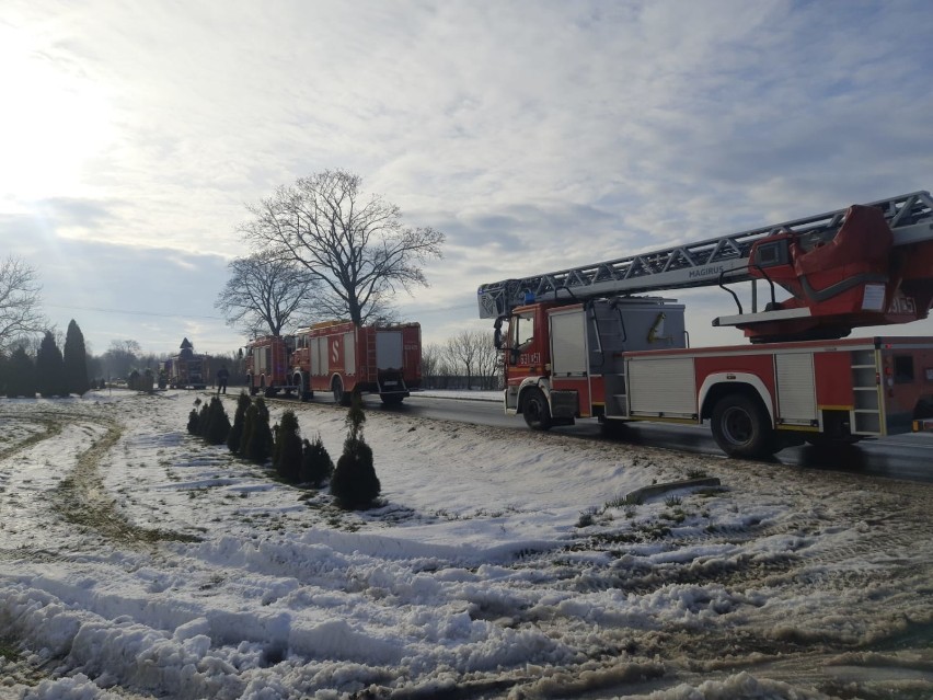 Pożar budynku w Dąbrowie pod Damasławkiem. Na miejsce wysłano kilka zastępów straży z dwóch województw 
