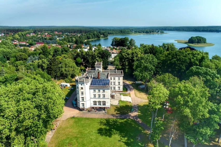 Pałac w Przełazach, nad jeziorem Niesłysz.