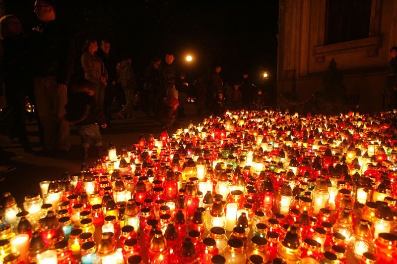 Legnica: Tysiące zniczy oświetla legnicki cmentarz(ZDJĘCIA)