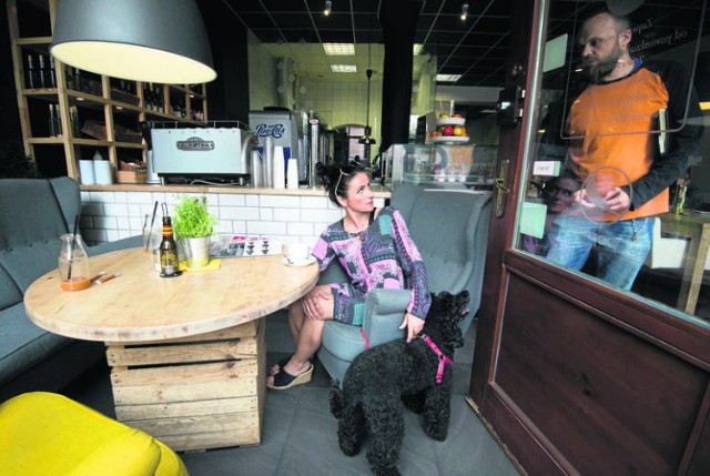 Magda Mysiak, która wpadła na pomysł utworzenia strony Dog in travel, z pudlem Rizo odwiedza lokale przyjazne zwierzakom.
