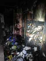 Pożar mieszkania w bloku na Kurdwanowie. Poparzony mężczyzna słaniał się na nogach. Pomogli policjanci