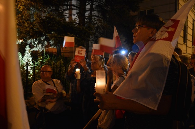 Protest przed sądem w Piotrkowie przeciw zmianom w sądownictwie