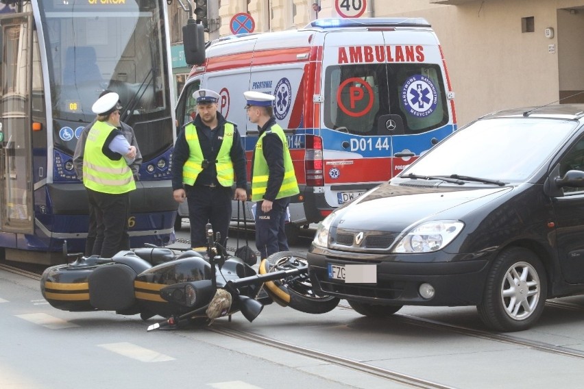Wrocław. Groźnie wyglądający wypadek na ul. Traugutta. Ranny motocyklista (ZOBACZ ZDJĘCIA)