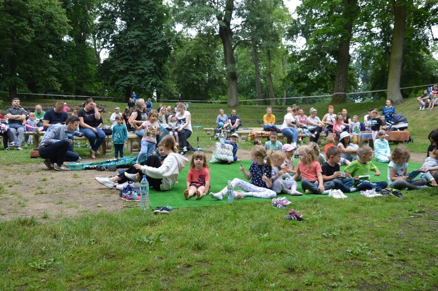 W parku miejskim w Skierniewicach, w niedzielę, odbył się pierwszy spektakl teatralny dla dzieci