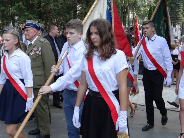 We wtorek, 1 września, odbyły się obchody 76. rocznicy wybuchu II wojny Światowej w Rawie Mazowieckiej. Wzięli w niej udział przedstawiciele władz samorządowych miasta i powiatu, uczniowie rawskich szkół, kombatanci i zwykli mieszkańcy miasta.