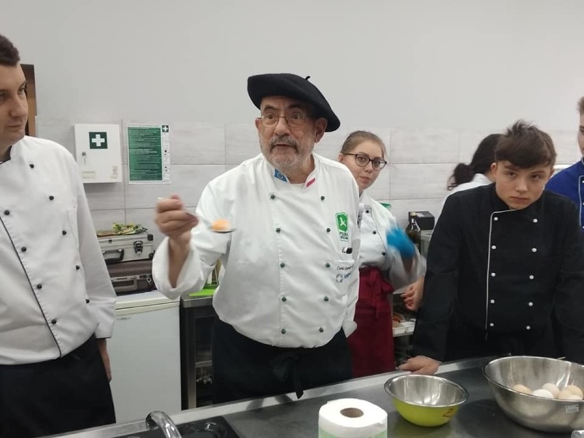 Młodzi kucharze ze zgierskiego "Cezaka" uczyli się ekogotowania pod okiem Carlosa Gonzáleza-Tejery