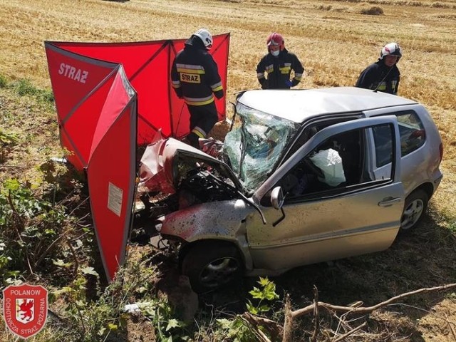 Do tragicznego wypadku doszło w miejscowości Laski w gminie Malechowo. Samochód uderzył w drzewo. Dwie osoby zginęły na miejscu.