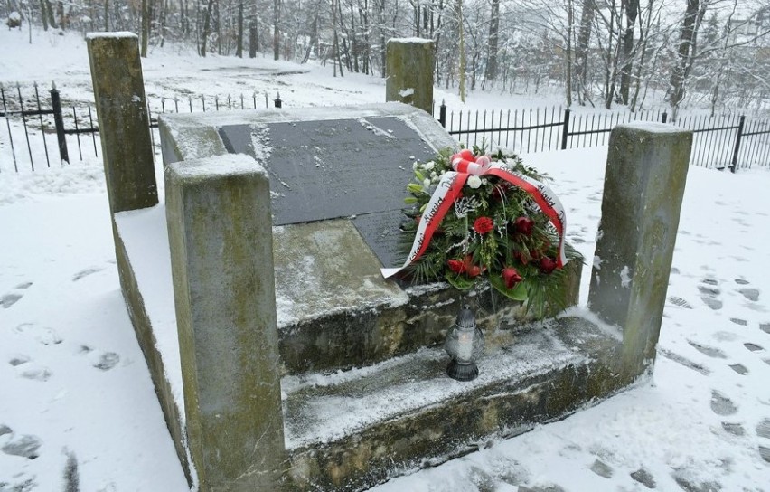 Dębica pamięta o Ofiarach Holokaustu. Władze miasta złożyły kwiaty pod pomnikiem na Wolicy