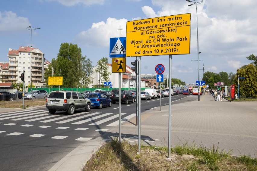 Metro na Bemowo. Budowa dwóch stacji na granicy Woli i Bemowa rozpoczęta. Kierowcy utknęli w korkach [ZDJĘCIA]