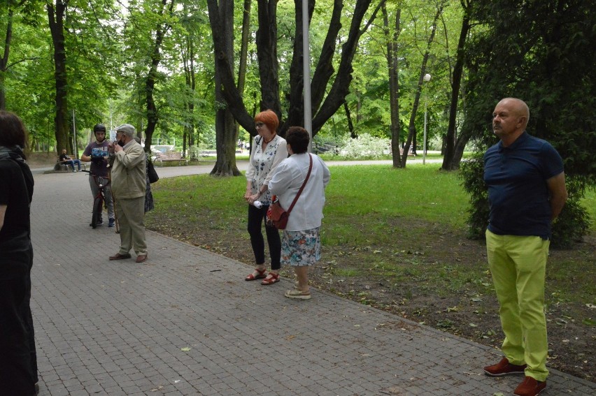 Ławeczka Adama Mitury w Parku Miejskim. W ten sposób chcą upamiętniać wybitnych mieszkańców Ostrowca [ZDJĘCIA]
