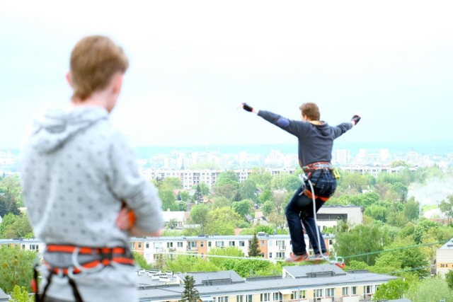 Żeby uprawiać slackline nie trzeba specjalnego treningu. Jeśli jesteś zdrowy możesz spróbować rozwieszając taśmę między drzewami w parku - namawia Antek Michalski.