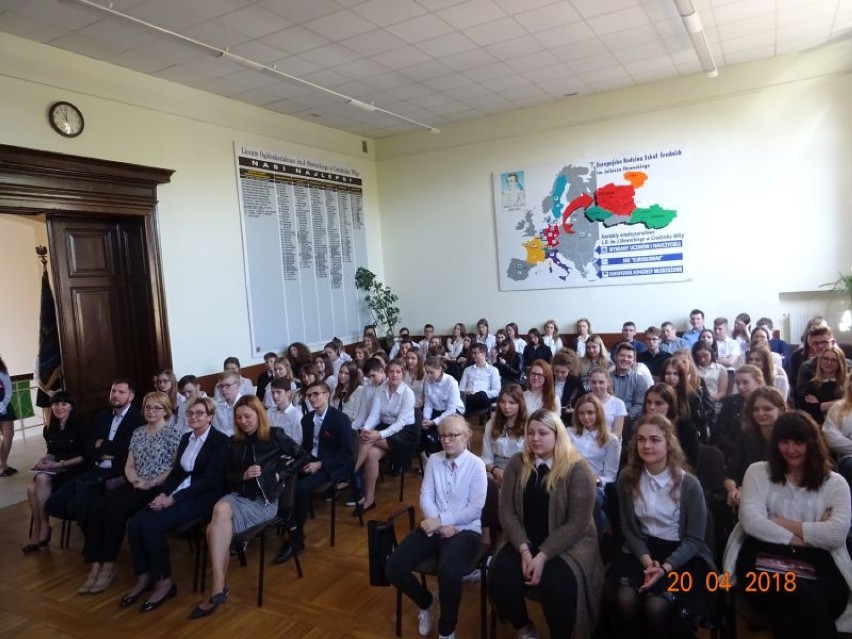 Grodzisk: Lekcja sztandarowa w Liceum Ogólnokształcącym imienia Juliusza Słowackiego w Grodzisku. Znajdź się na zdjęciu