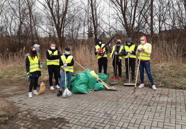Uczniowie CKiW OHP w Tarnowie zorganizowali akcję sprzątania ścieżek rowerowych w mieście