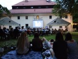 Letnie Kino Plenerowe w Trzebini. Kolejny seans już w piątek przy Dworze Zieleniewskich 