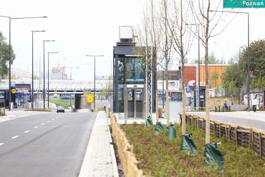 Metro Młynów. Ogrodzona i schowana winda. Niedostępna dla pasażerów. Budowlany absurd? 