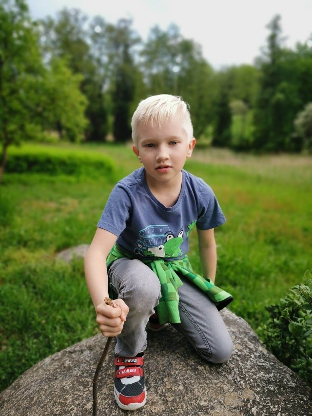 Bartosz ma 11 lat. Wspólnie z rodziną mieszka w gminie Gołuchów. Cierpi na zespół Ehlersa-Danlosa.