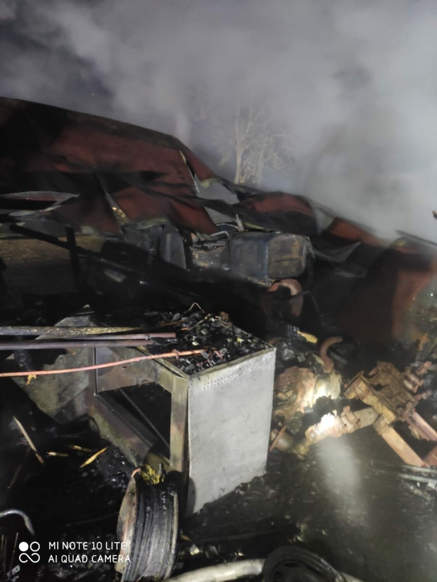 Pożar wiaty garażowej w Brzozowie zagrażał sąsiednim posesjom. Spłonęły dwa ciągniki i cztery samochody