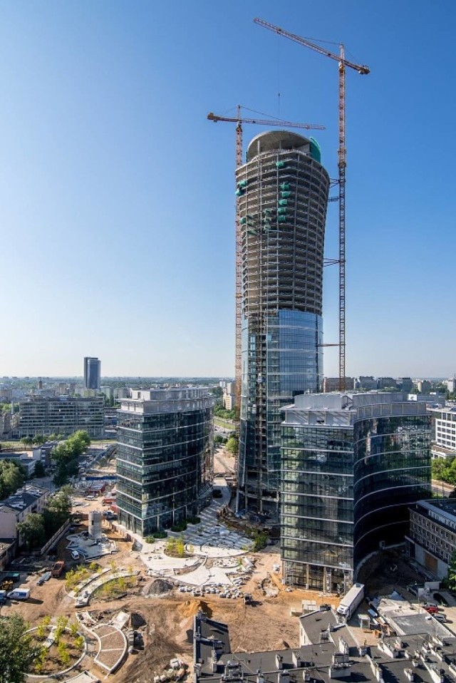 Budowany Warsaw Spire trafi na drugi stopień podium. Nowy wieżowiec będzie miał aż 220 metrów wysokości. Według inwestora w środku znajdzie się 49 pięter naziemnych. Na dole powstaje również plac Europejski.

Zobacz też: Plac Europejski pięknieje. Obok rośnie Warsaw Spire [ZDJĘCIA]