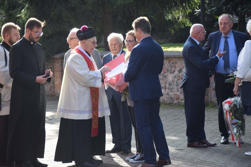 Malbork. 81 rocznica napaści ZSRR na Polskę [ZDJĘCIA]. Uroczystość przed tablicą poświęconą Sybirakom