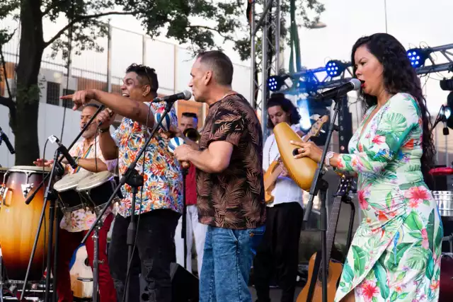 Na Nowym Chorzowskim Rynku odbył się "Dzień Kubański". Mieszkańcy mogli zatańczyć w rytm muzyki Latino. Zobacz w galerii, jak bawili się chorzowianie.