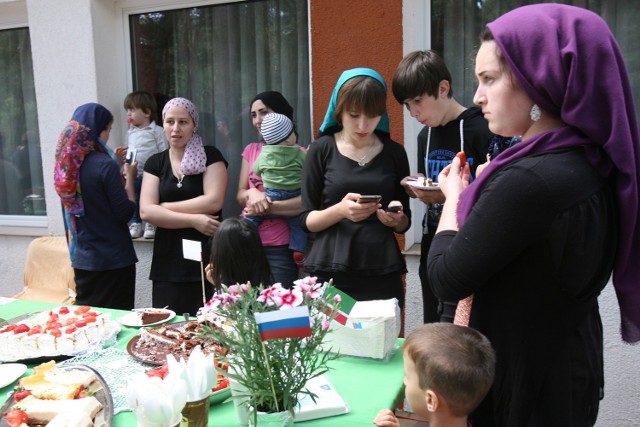 Piknik sąsiedzki w ośrodku dla uchodźców w Grotnikach