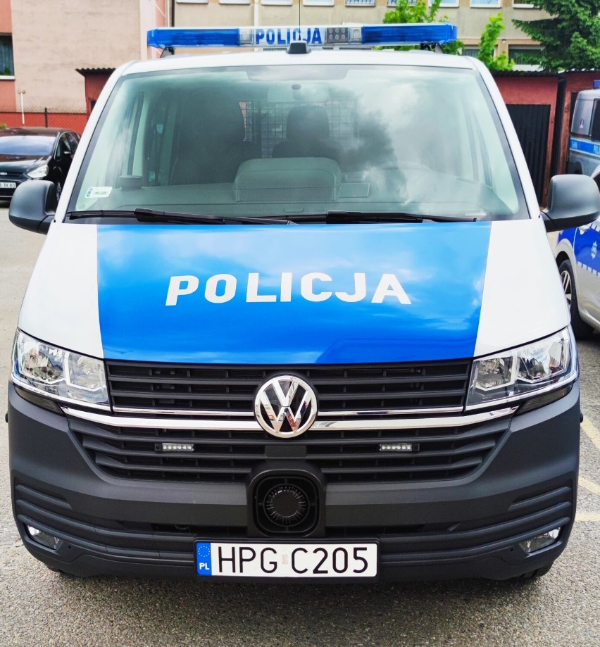 Dąbrowa Tarnowska. Policjanci ze stolicy Powiśla otrzymali nowy radiowóz. Volkswagen transporter kosztował ponad 200 tys. zł [ZDJĘCIA]