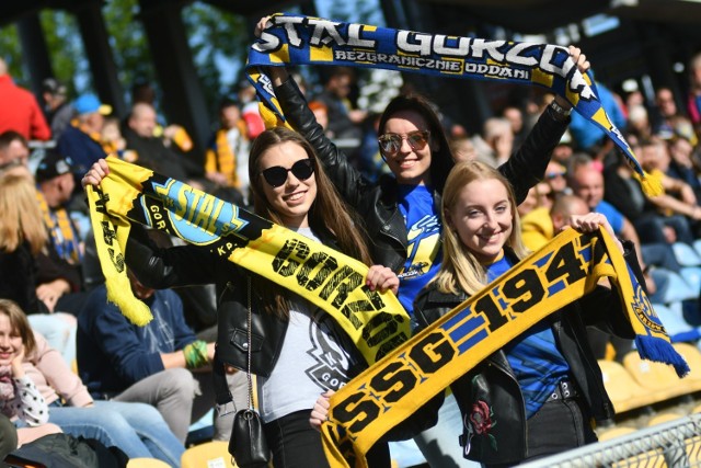 Nareszcie! Kibice Stali Gorzów doczekali się i mogli wspierać swoją drużynę na stadionie im. Edwarda Jancarza. Żółto-niebiescy podejmowali w niedzielę, 23 maja, drużynę Włókniarza Częstochowa. Zobaczcie, jak kibice stali wspierali swoją drużynę z trybun. 

Mimo że na stadion mogło wejść jedynie 25 proc. kibiców, to doping i tak był głośny i dodawał skrzydeł podopiecznym Stanisława Chomskiego.   

To było piękne widowisko. Mimo że Stal przegrała 44:46, to na torze nie brakowało walki. Mogliśmy oglądać zażarte pojedynki, które tylko zmagały doping na trybunach. Zobaczcie sami. 

Wideo: Żużlowiec Bartosz Zmarzlik ze Stali Gorzów wystartował w zawodach kolarstwa przełajowego pod Myśliborzem
