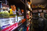 Dzielnicowi zatrzymali mężczyzn, którzy kradli alkohol w marketach