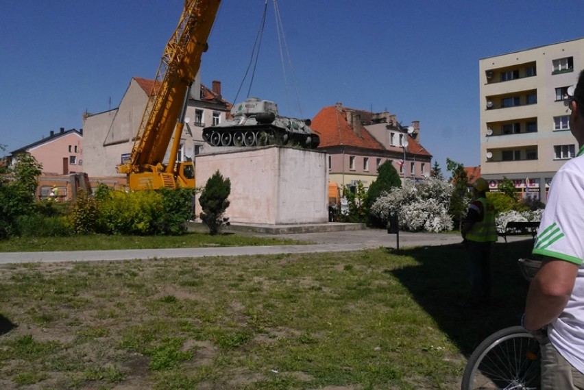 Czołg zniknął z centrum Ścinawy. Teraz przejdzie renowację by znów trafic nad Odrę