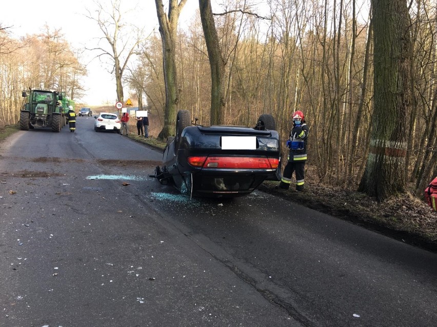 Mieszkanka gminy Czermin, na łuku drogi, straciła panowanie nad pojazdem i uderzyła w drzewo, a następnie w znaki drogowe