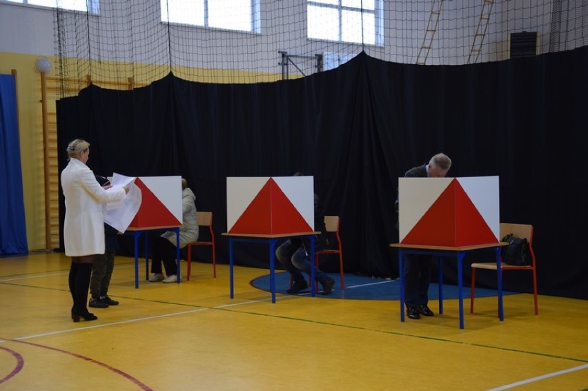 Wybory 2018. W komisji w Zduńskiej Woli Karsznicach [zdjęcia]