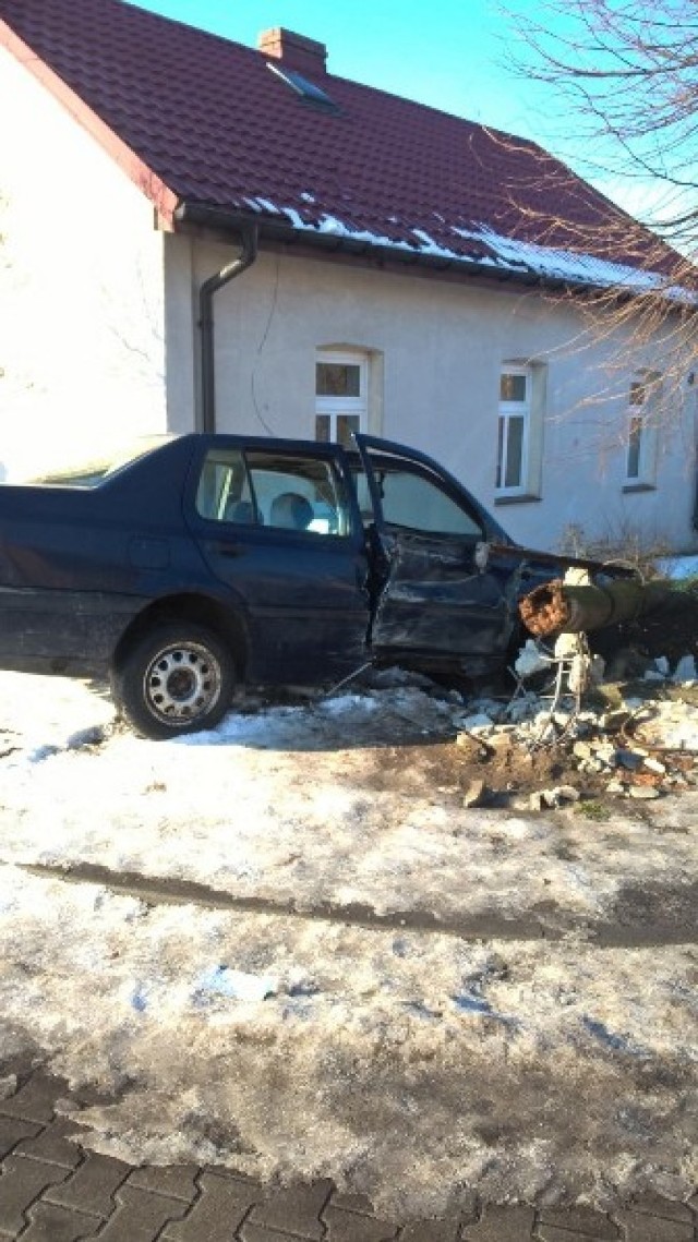 Kierowca volkswagena uderzył w ogrodzenie i dom przy ulicy Wyszyńskiego w Lipnie