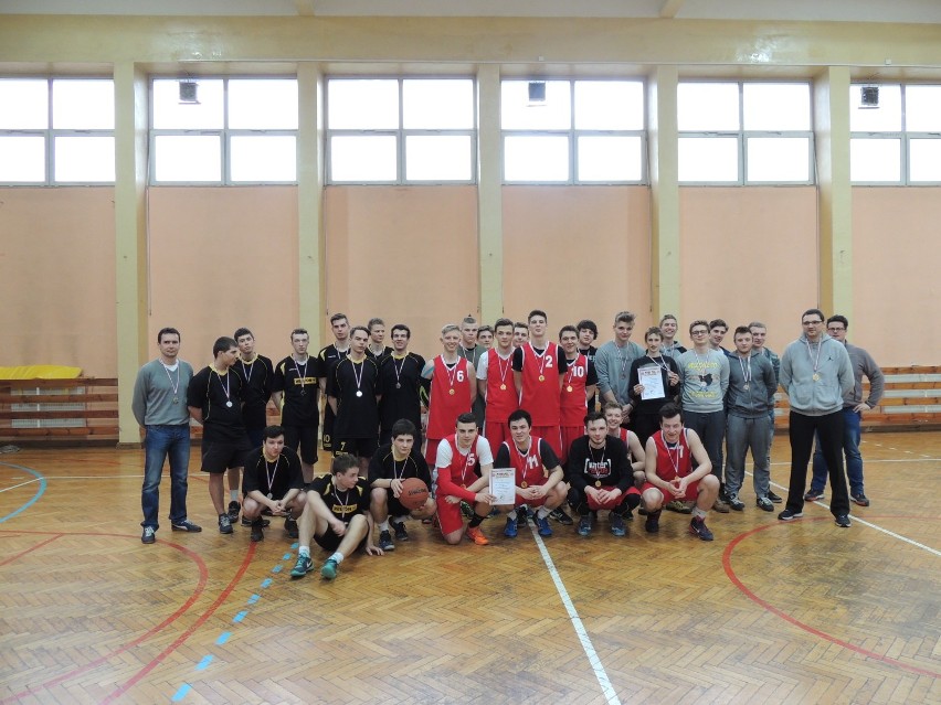 Mistrzostwa Powiatu Wieluńskiego szkół ponadgimnazjalnych w koszykówce[Zdjęcia]