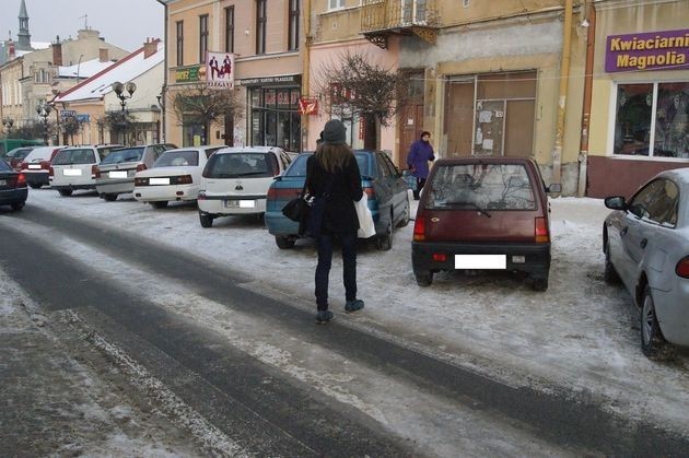 Łańcut, ul. Rynek. Ciąg dalszy ignorowania przechodniów