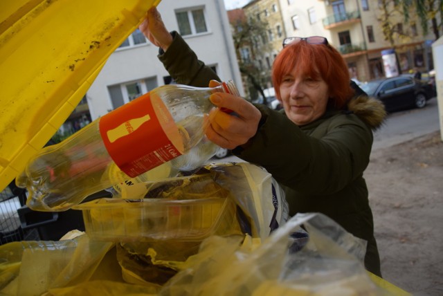 - Jeśli ma być kolejna podwyżka, to niech choć częściej odbierają śmieci - postuluje pani Dorota.